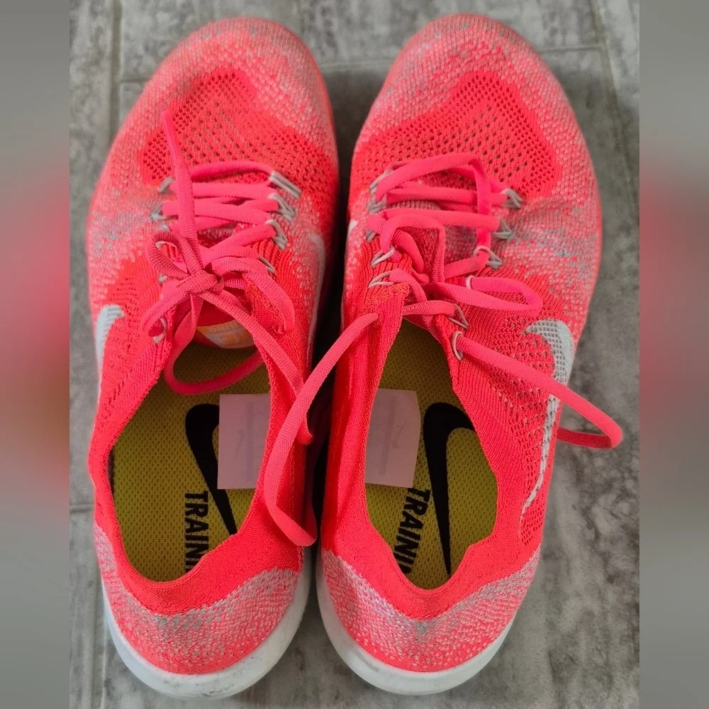 Nike Pink and White Athletic Shoes Modern Sporty Design